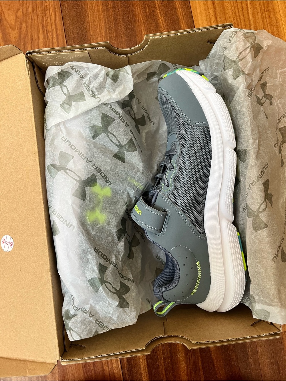 New in box Under Armour Kids Gray Sneakers with Neon Green Accents size 3Y